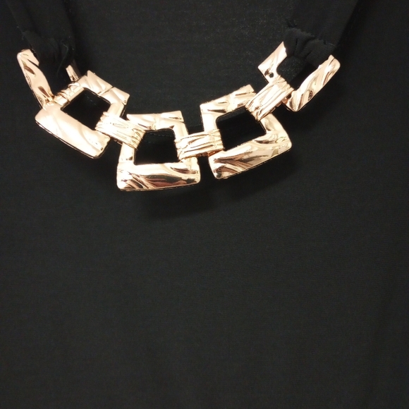 Elegant Black Sleeveless Top - Picture 3 of 3